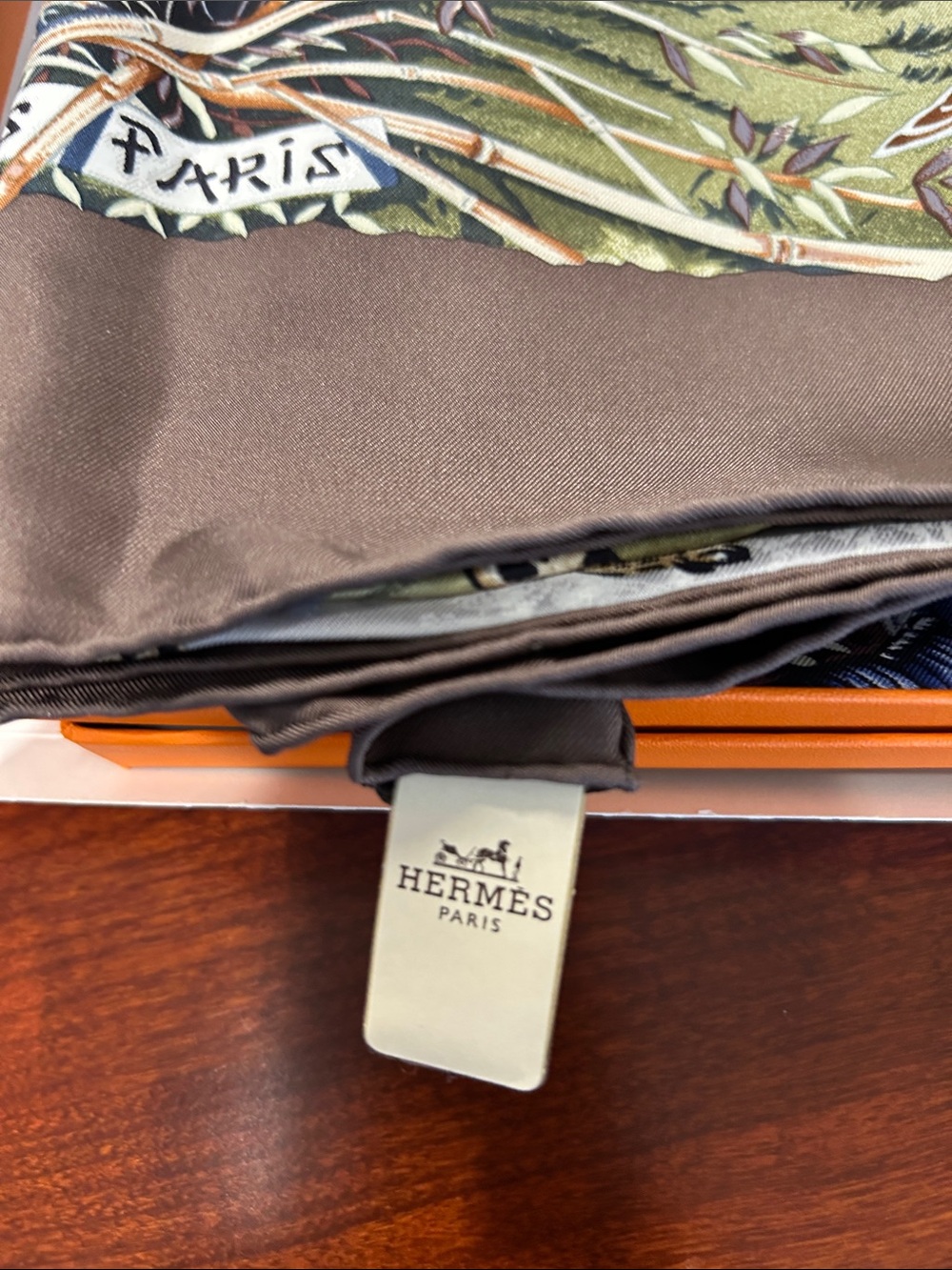 Hermès Multicolor Wildlife and Mountain Silk Scarf NWT & Box authentic. - Picture 6 of 6